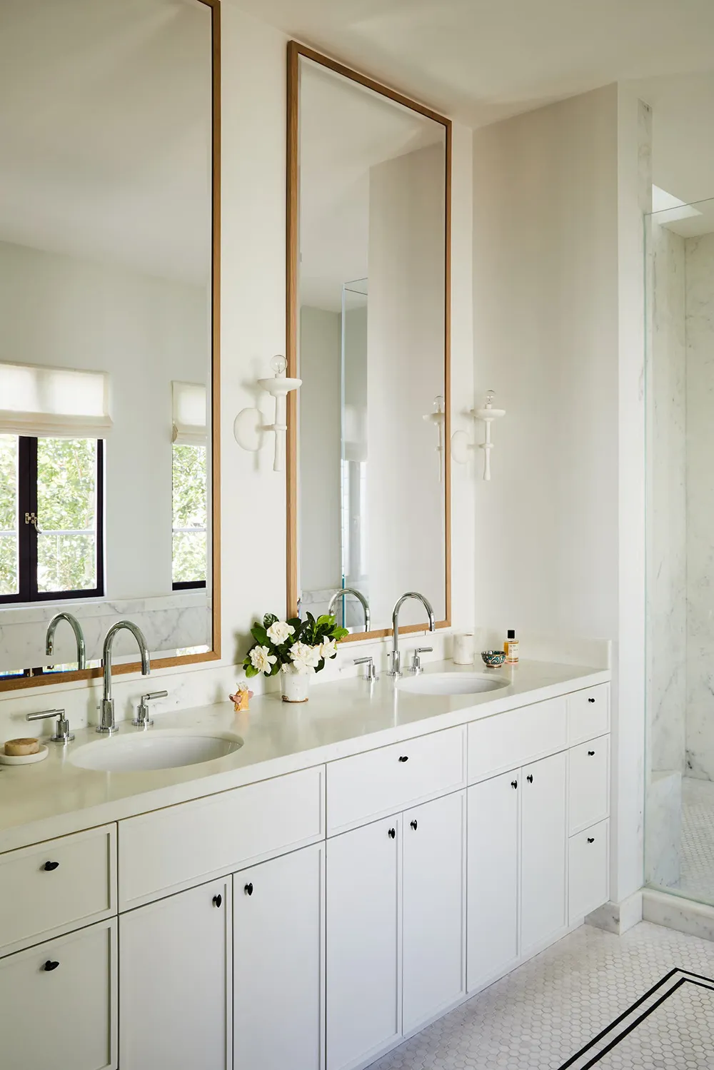 सॉफ्ट पिंक रंग का लिविंग रूम एवं कैलिफोर्निया स्थित इस डिज़ाइनर के घर में अन्य आंतरिक डिज़ाइन विशेषताएँ… - Gallery image 14