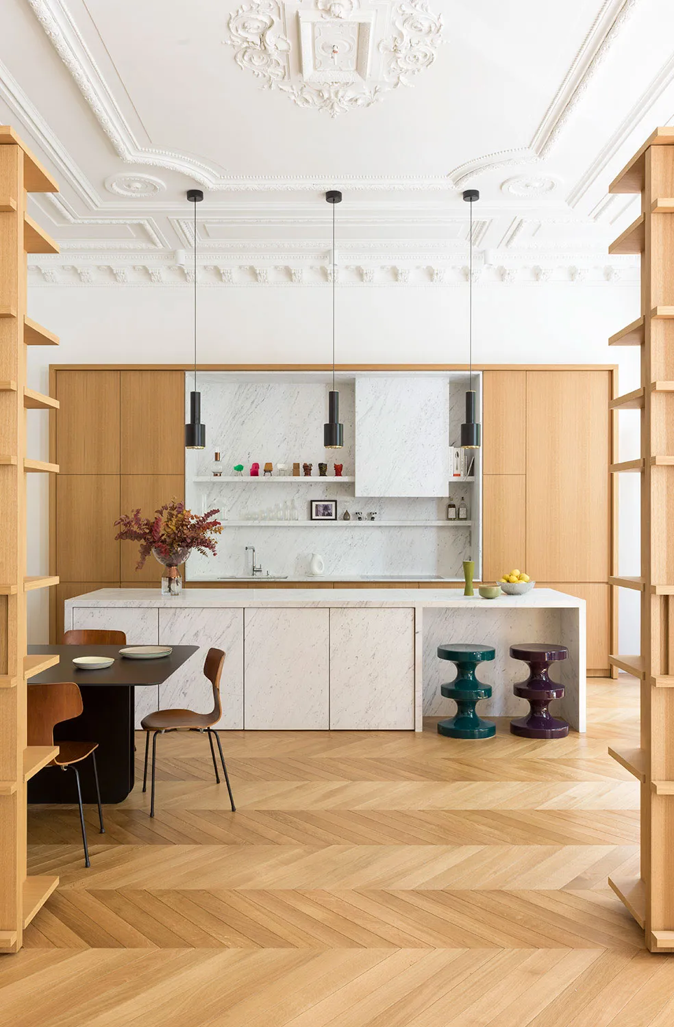 Diseño de interiores parisino elegante con abundancia de madera - Gallery image 1