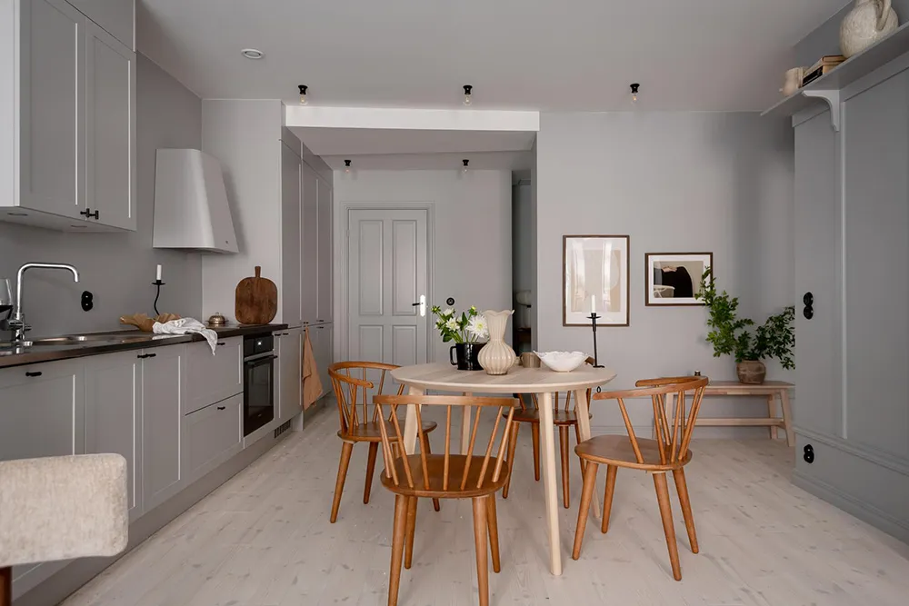 Stylischer grauer Interior in Göteborg mit warmen Akzenten (68 qm) - Gallery image 15