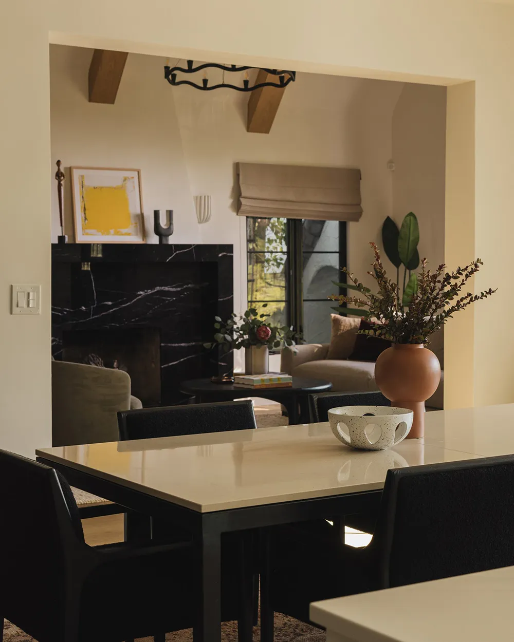 Чорна плита і природні відтінки: новий інтер’єр будинку в стилі Тюдор у Каліфорнії - Gallery image 13