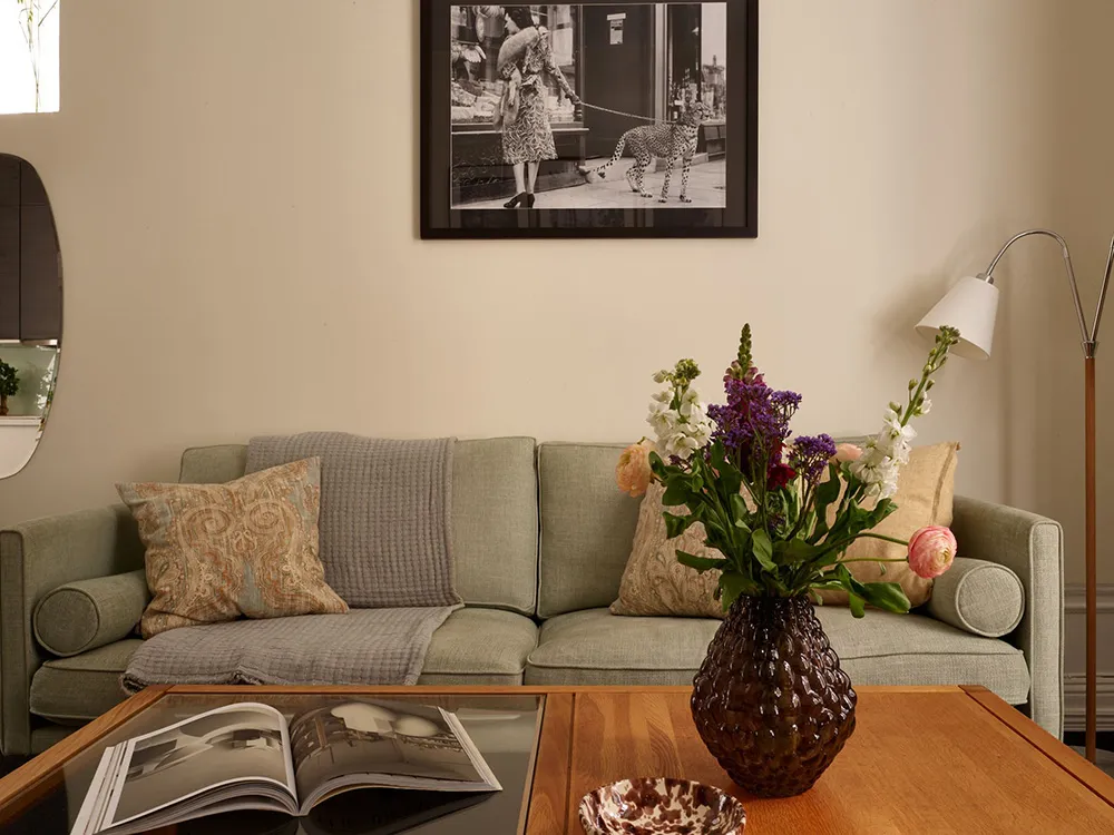 Warmes Interior mit dunklem Boden: Kleine Wohnung in Stockholm (45 qm) - 13