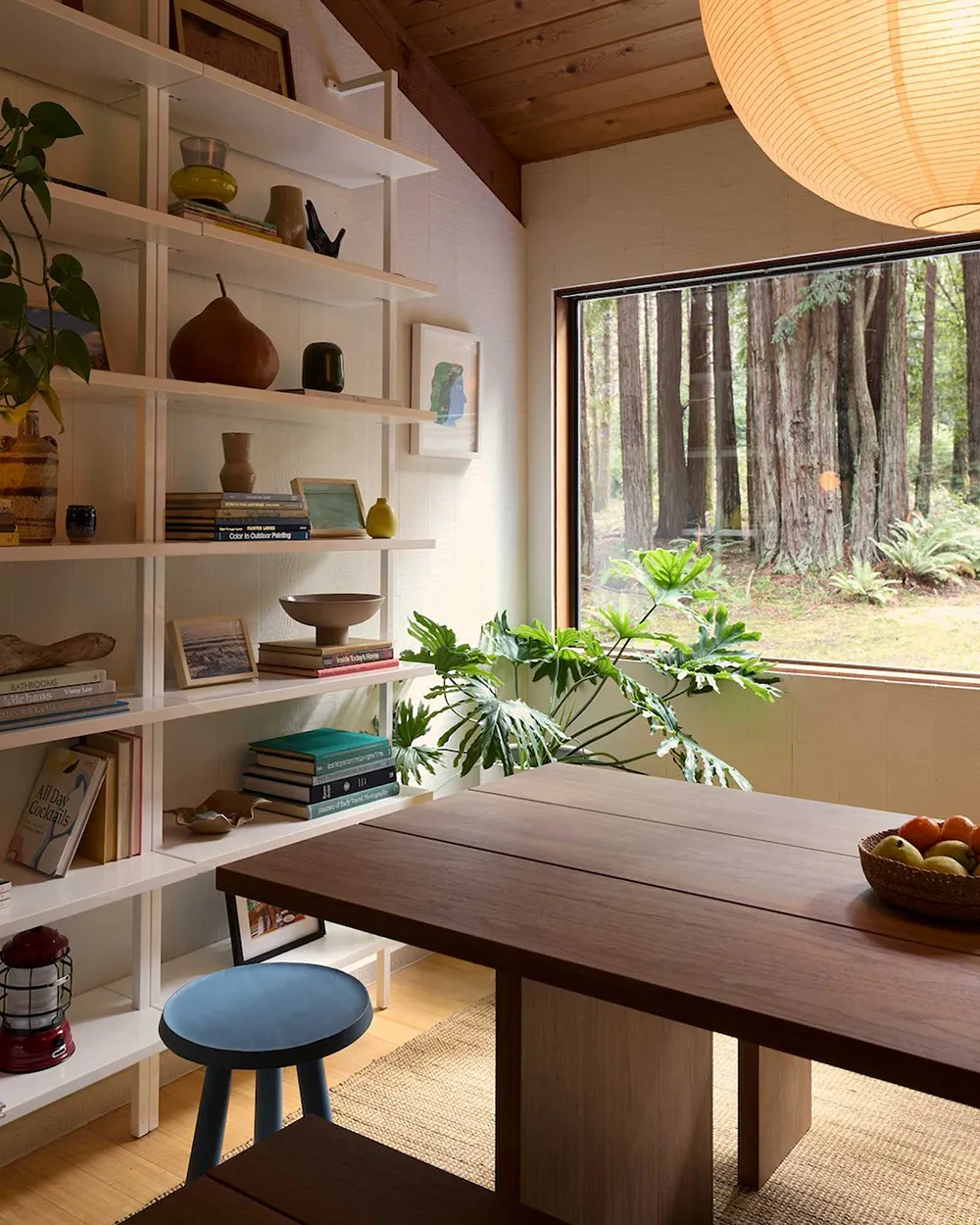 Style moderne de cabane en bois dans la forêt en Californie - Gallery image 1
