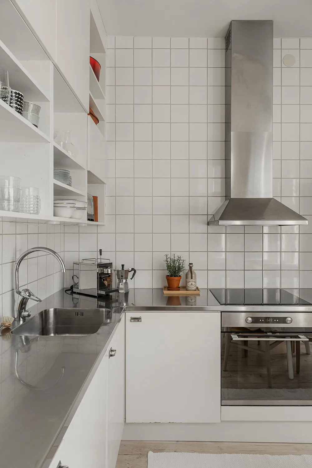 Petite appartement suédois avec sol blanc, inondé de lumière (55 m²) - Gallery image 13