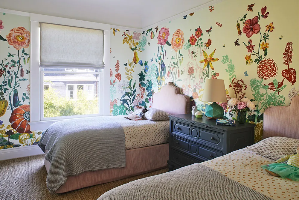 सॉफ्ट पिंक रंग का लिविंग रूम एवं कैलिफोर्निया स्थित इस डिज़ाइनर के घर में अन्य आंतरिक डिज़ाइन विशेषताएँ… - Gallery image 17