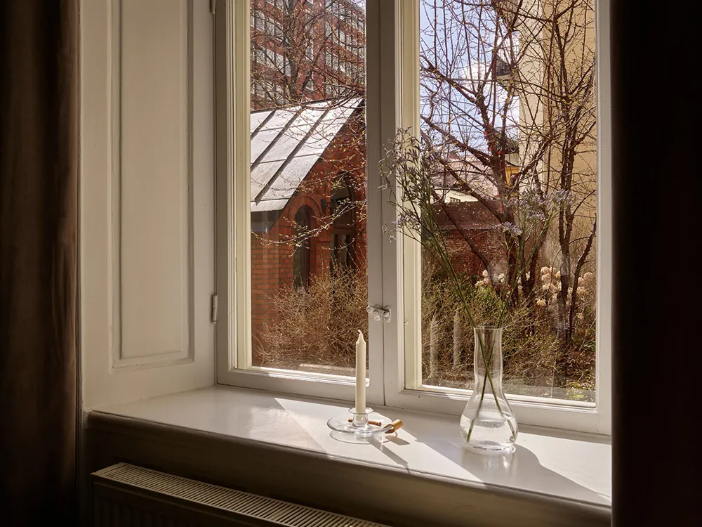 Warmes Interior mit dunklem Boden: Kleine Wohnung in Stockholm (45 qm) - 12