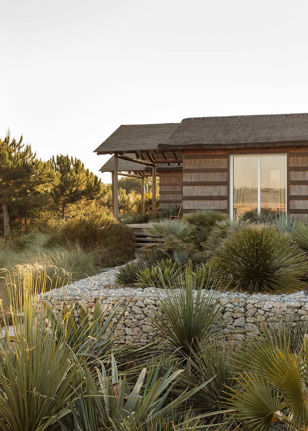 Солнечные интерьеры пляжного дома в Португалии - Gallery image 22