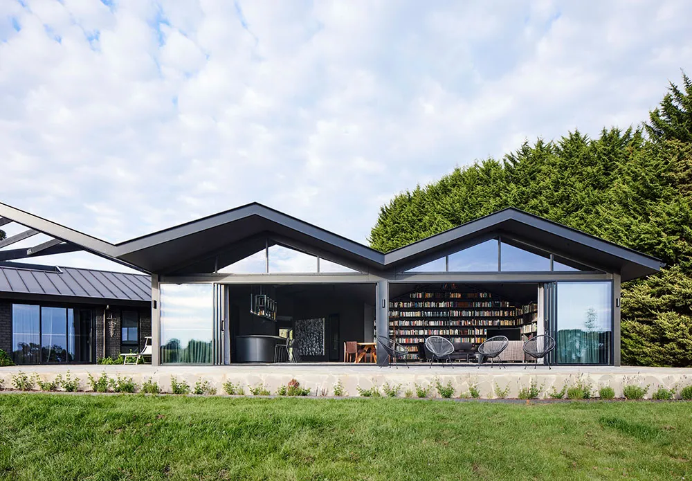 Черные стены и большая библиотека: стильный дом в Мельбурне - Gallery image 3