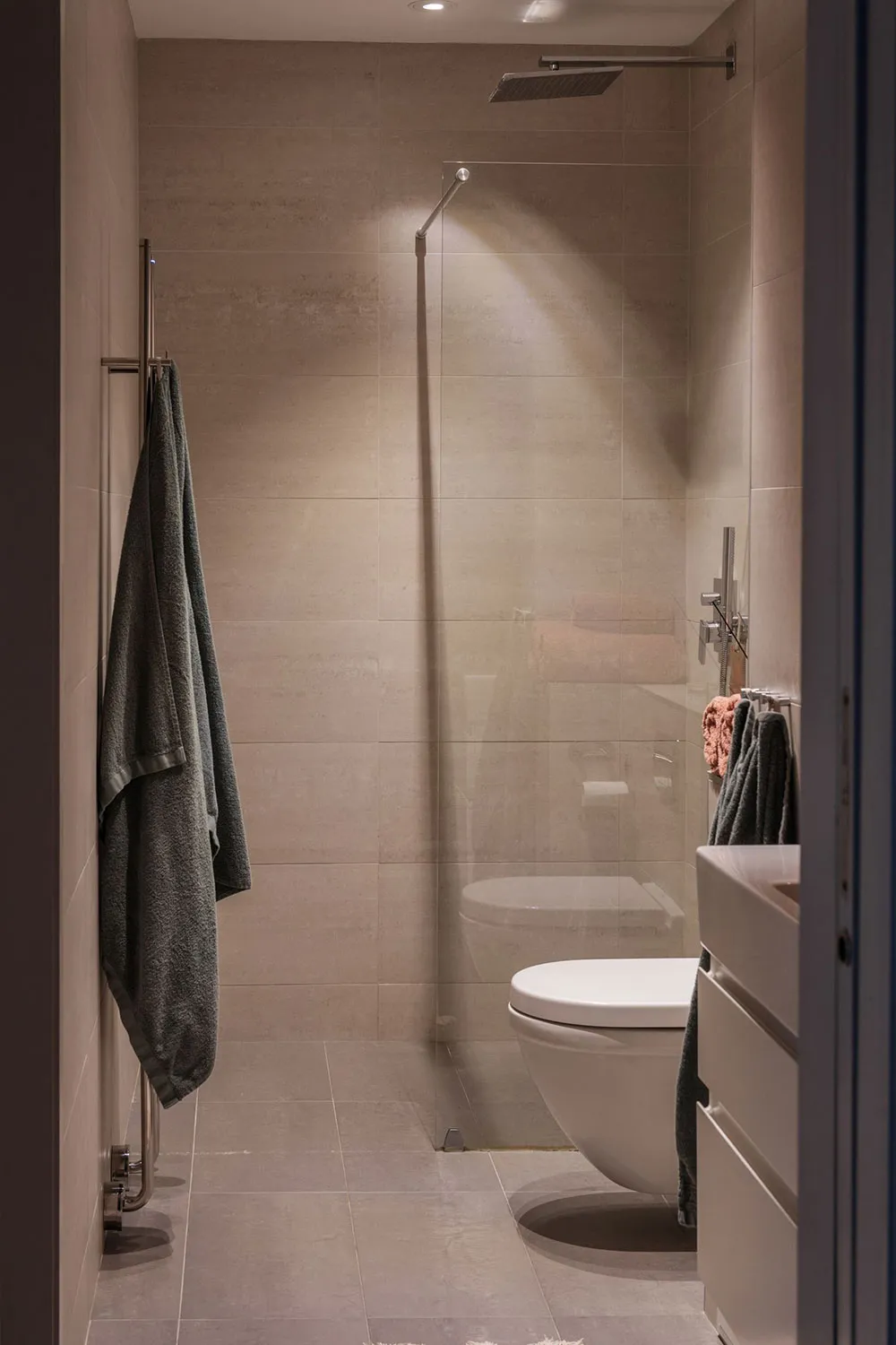 Ungewöhnliche Farben im schwedischen Wohnzimmer-Design (77 qm) - Gallery image 28