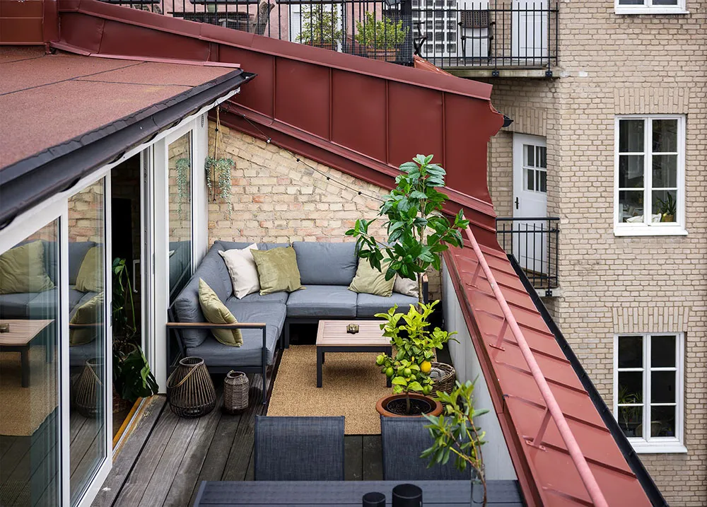 Jasna mansarda w Szwecji z ceglana ścianą i tarasem (82 m²) - Gallery image 17