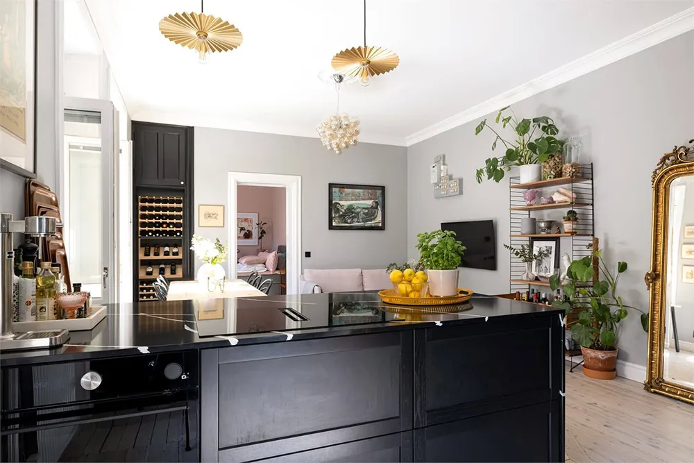 Charming Apartment in Stockholm with Black Kitchen and Cozy Decor (53 sqm) - Gallery image 4