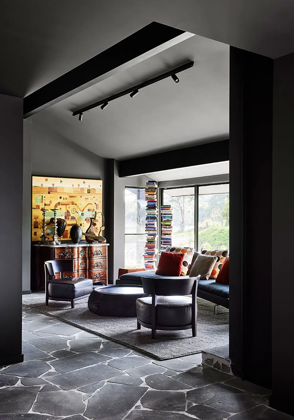 Черные стены и большая библиотека: стильный дом в Мельбурне - Gallery image 1