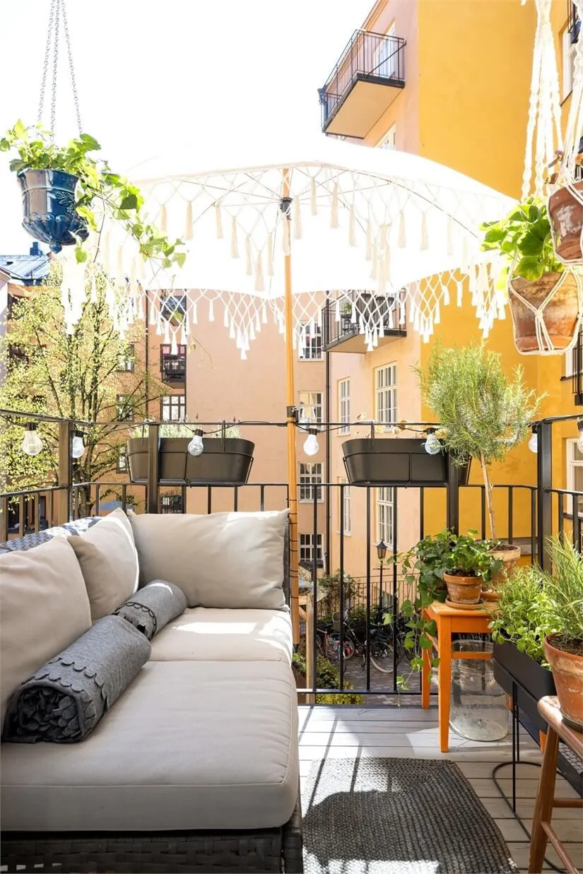 Charming Apartment in Stockholm with Black Kitchen and Cozy Decor (53 sqm) - Gallery image 8