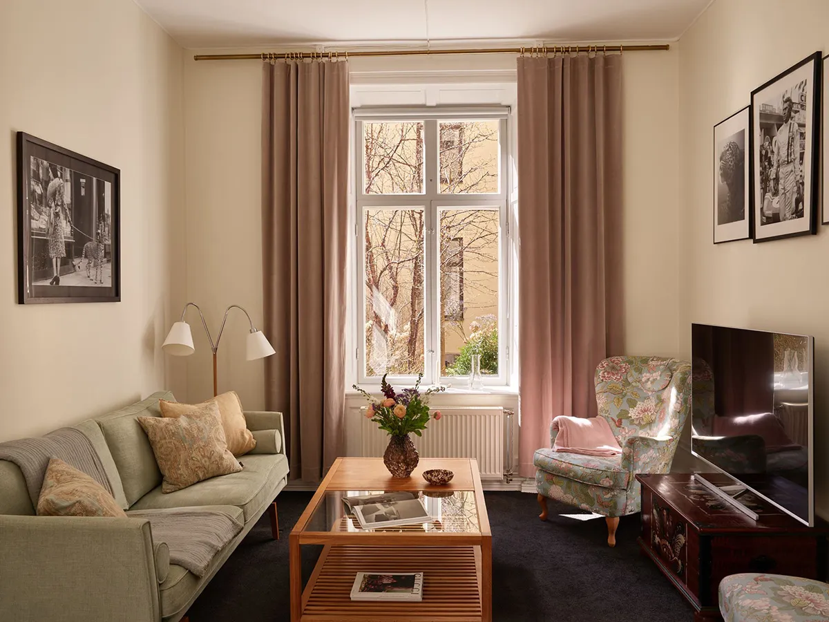 Warmes Interior mit dunklem Boden: Kleine Wohnung in Stockholm (45 qm) - 1