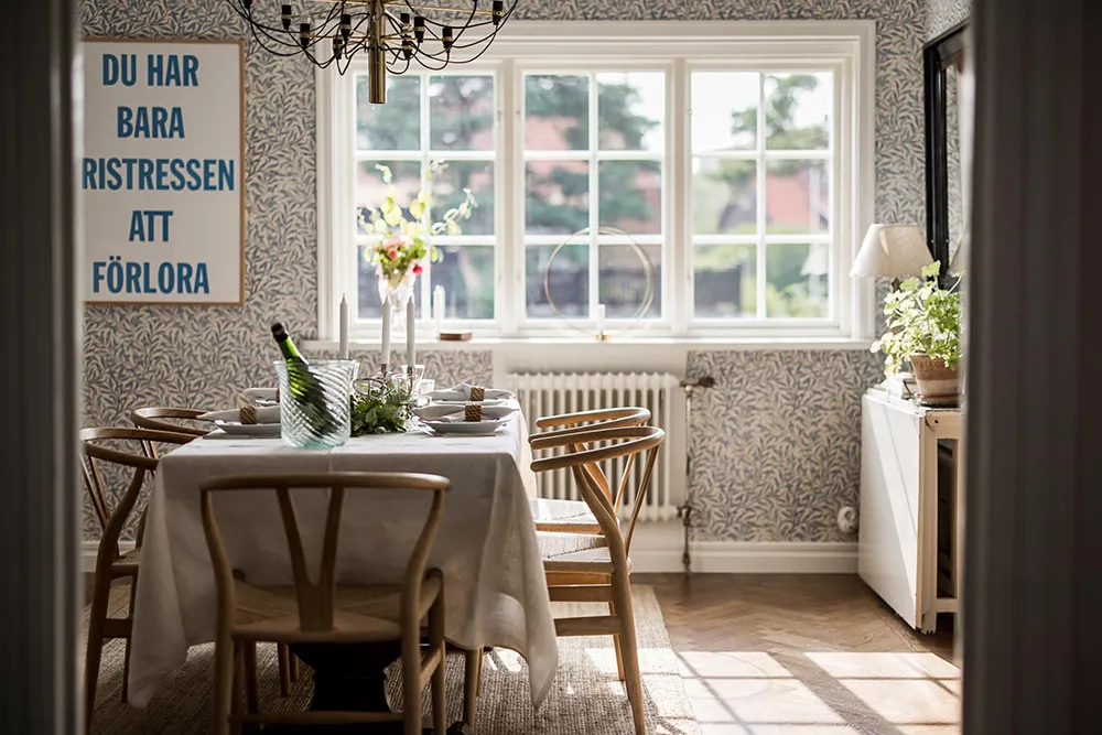 Intérieurs chaleureux d'une belle villa en bois en Suède - Gallery image 5