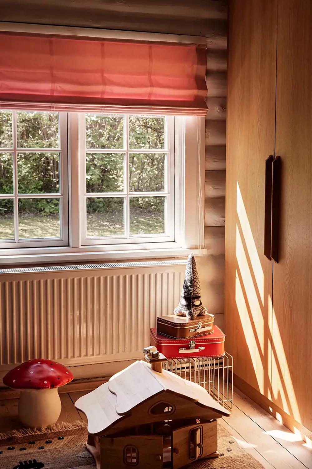 Uroczy domik z bali w stylu dziecięcym od twórcy produktów dla dzieci w Danii - Gallery image 11