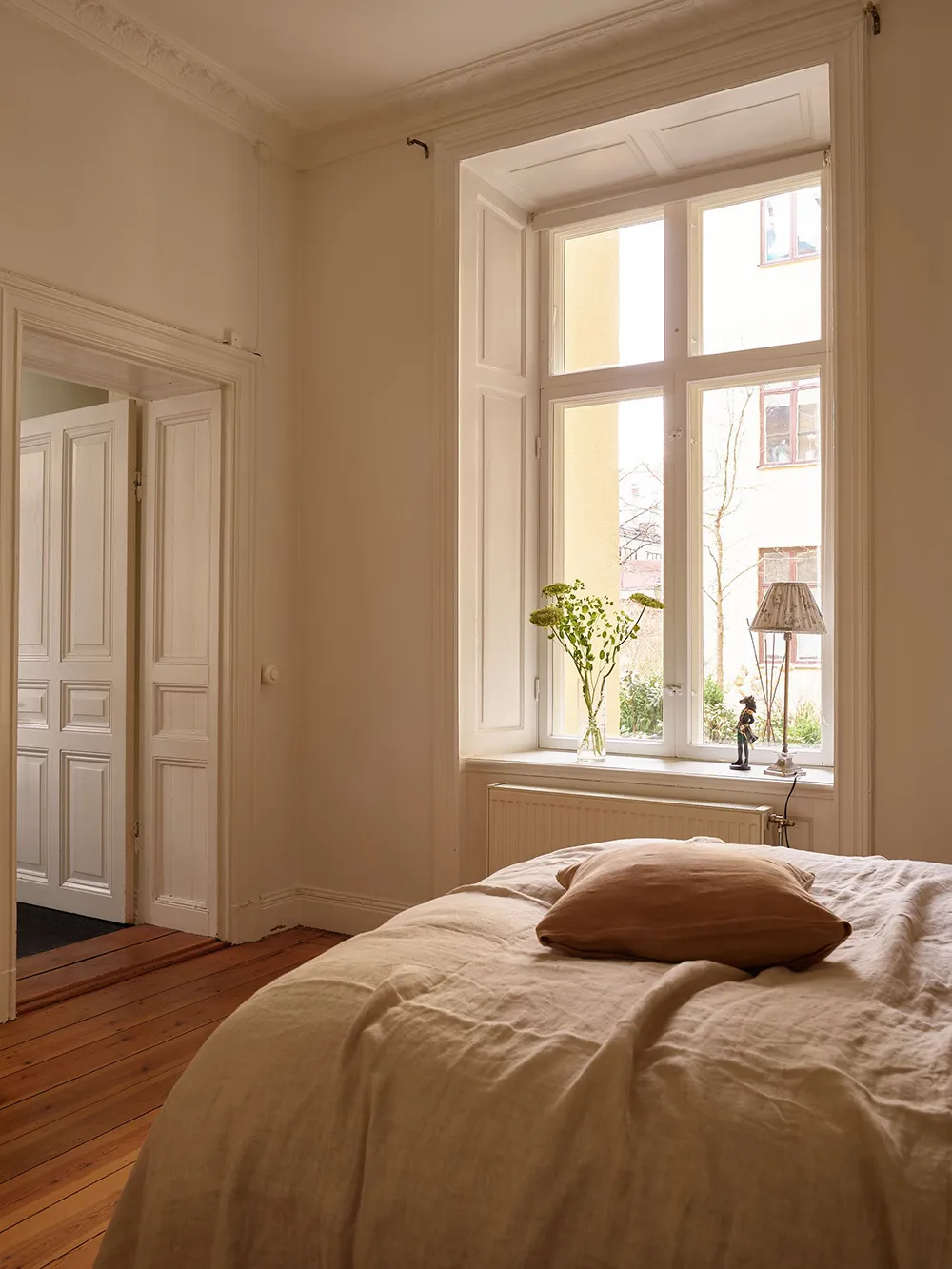 Warmes Interior mit dunklem Boden: Kleine Wohnung in Stockholm (45 qm) - 19