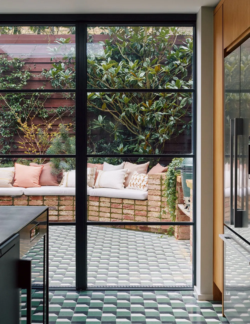 Beaux peintures dans les intérieurs modernes d'une maison victorienne à Londres - Gallery image 18