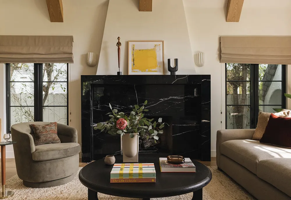 Чорна плита і природні відтінки: новий інтер’єр будинку в стилі Тюдор у Каліфорнії - Gallery image 2