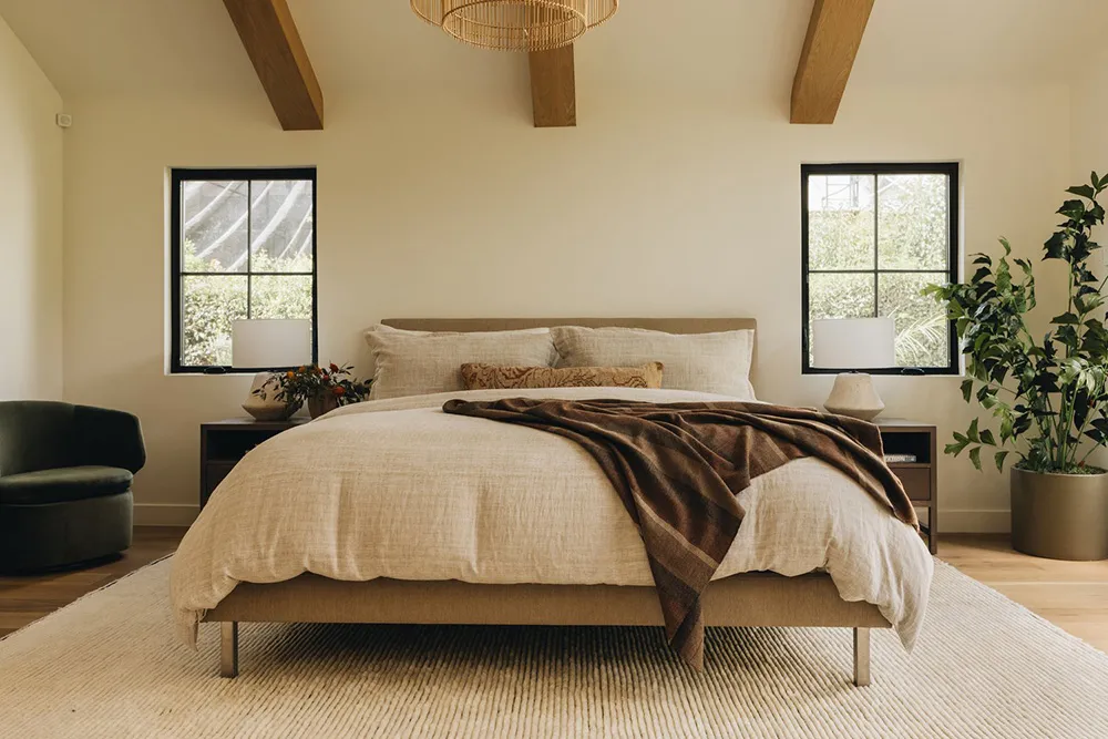 Чорна плита і природні відтінки: новий інтер’єр будинку в стилі Тюдор у Каліфорнії - Gallery image 21