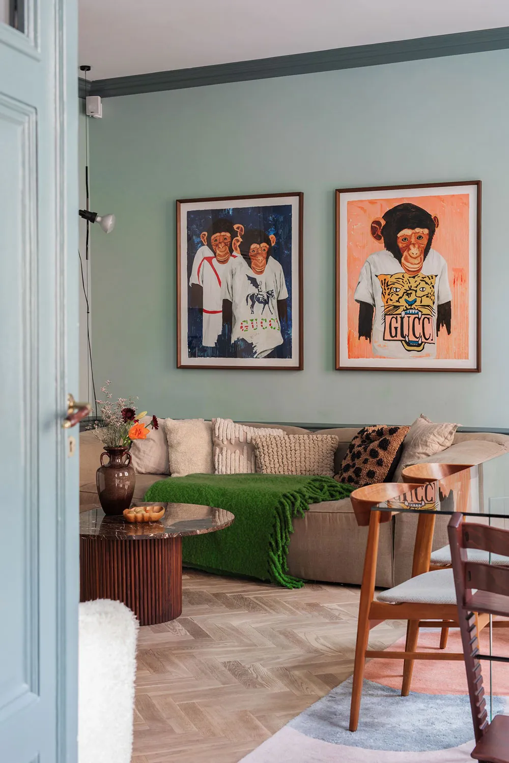 Ungewöhnliche Farben im schwedischen Wohnzimmer-Design (77 qm) - Gallery image 1