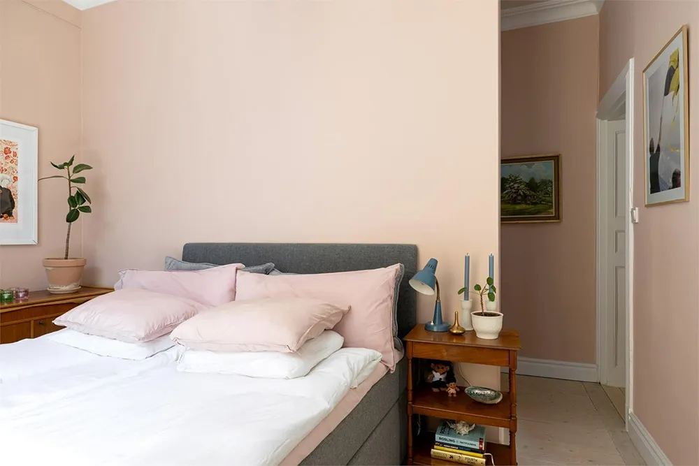 Charming Apartment in Stockholm with Black Kitchen and Cozy Decor (53 sqm) - Gallery image 19