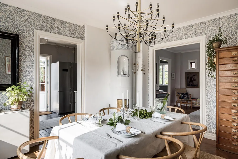 Intérieurs chaleureux d'une belle villa en bois en Suède - Gallery image 6