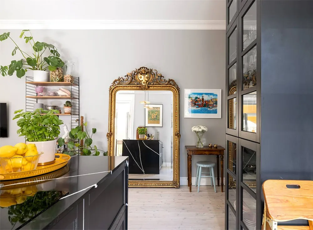 Charming Apartment in Stockholm with Black Kitchen and Cozy Decor (53 sqm) - Gallery image 5