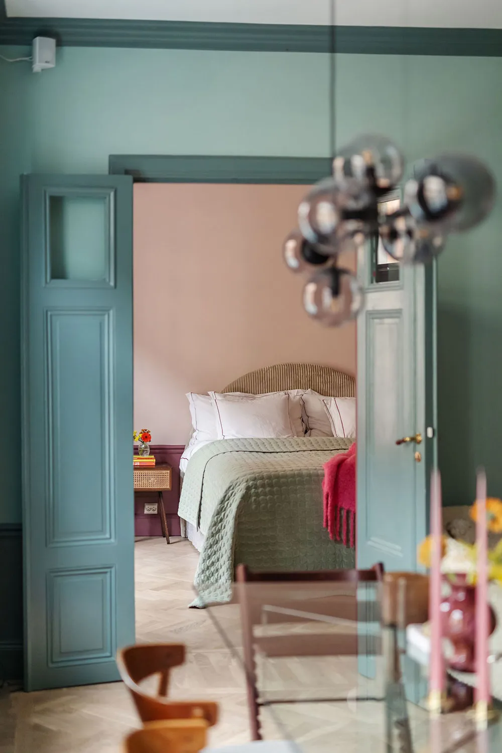 Ungewöhnliche Farben im schwedischen Wohnzimmer-Design (77 qm) - Gallery image 15