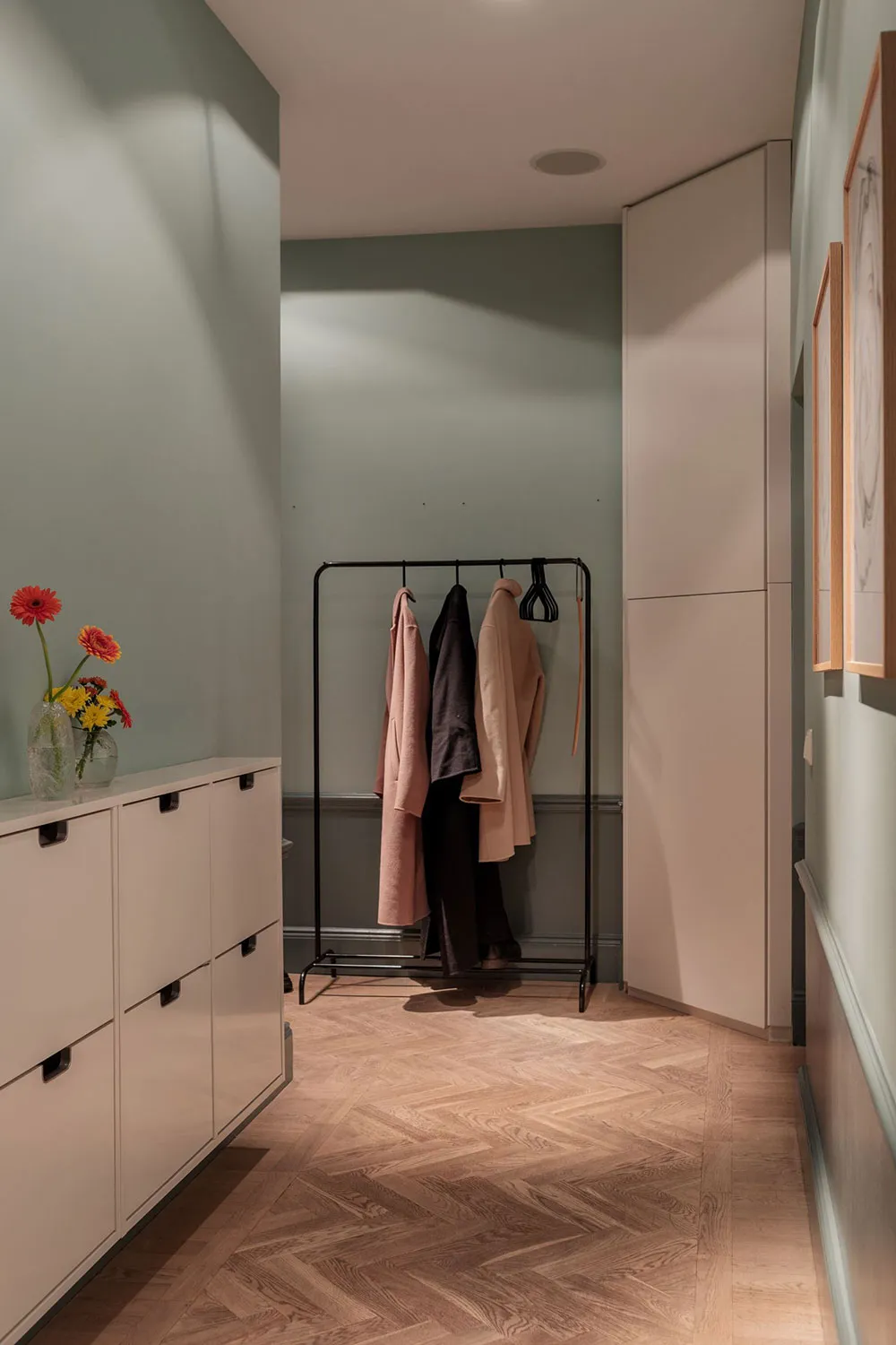 Ungewöhnliche Farben im schwedischen Wohnzimmer-Design (77 qm) - Gallery image 27