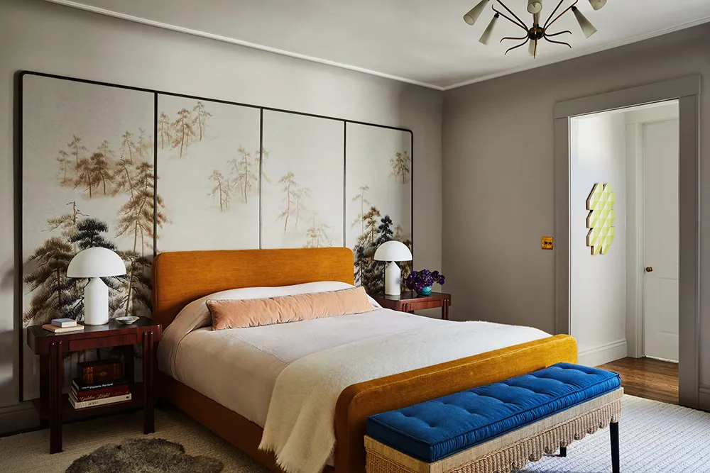 सॉफ्ट पिंक रंग का लिविंग रूम एवं कैलिफोर्निया स्थित इस डिज़ाइनर के घर में अन्य आंतरिक डिज़ाइन विशेषताएँ… - Gallery image 10