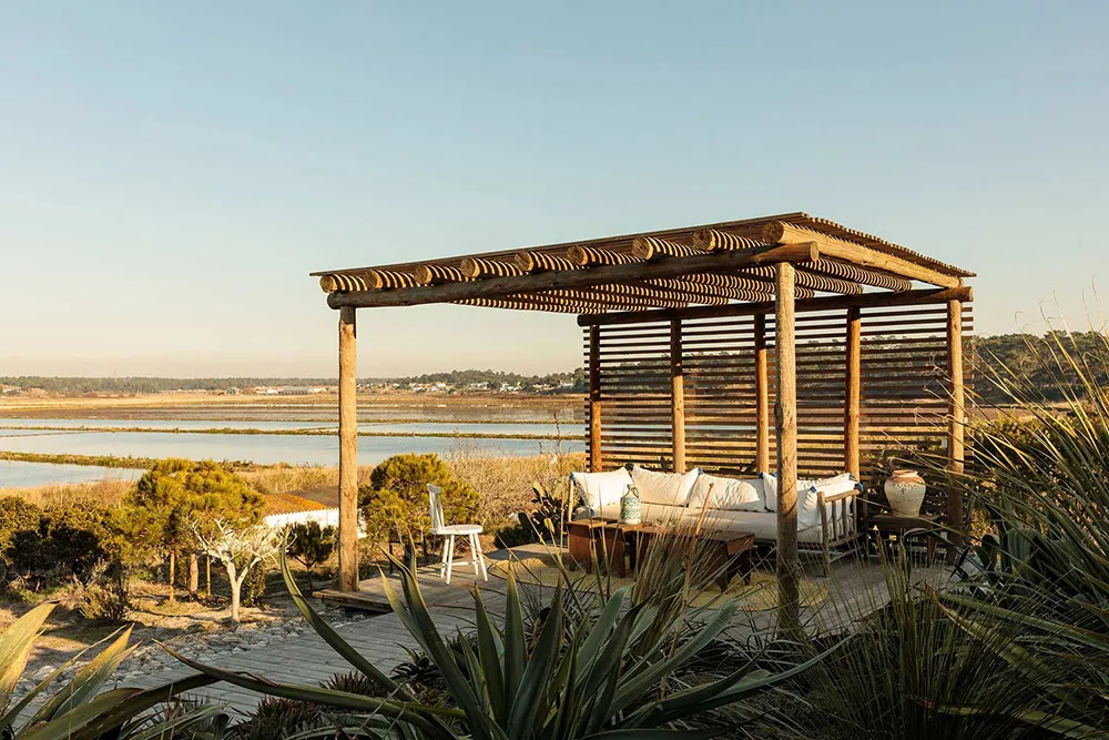 Солнечные интерьеры пляжного дома в Португалии - Gallery image 20