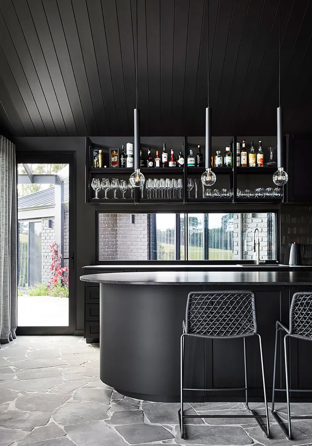 Черные стены и большая библиотека: стильный дом в Мельбурне - Gallery image 9