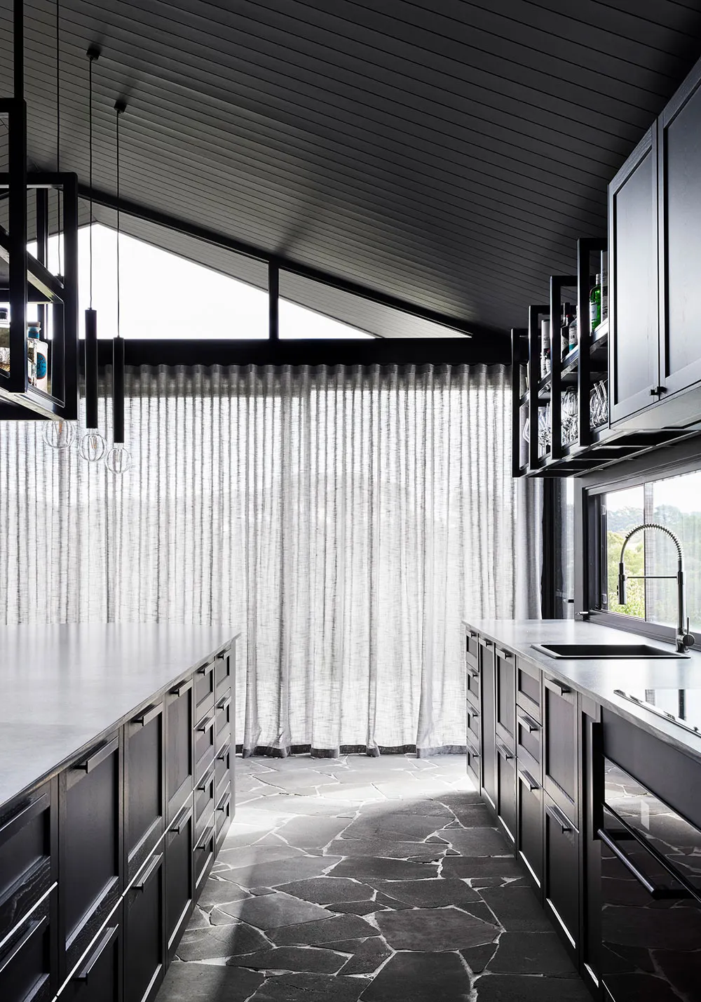 Черные стены и большая библиотека: стильный дом в Мельбурне - Gallery image 12