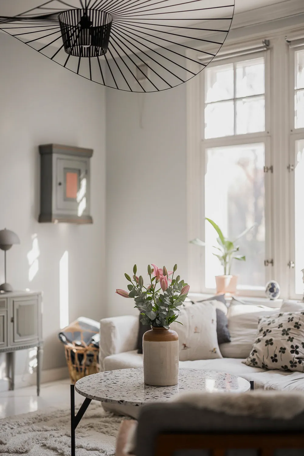 Petite appartement suédois avec sol blanc, inondé de lumière (55 m²) - Gallery image 1