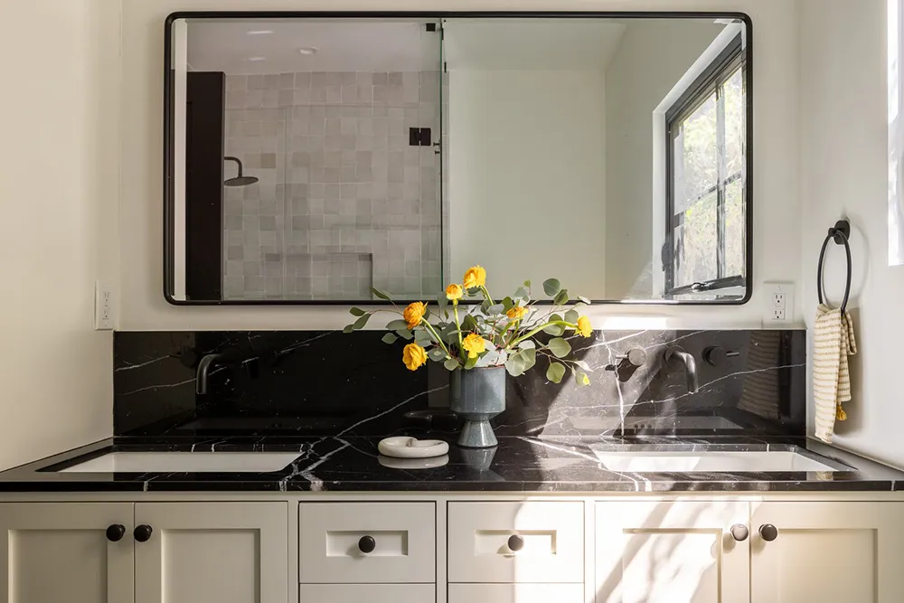 Чорна плита і природні відтінки: новий інтер’єр будинку в стилі Тюдор у Каліфорнії - Gallery image 25