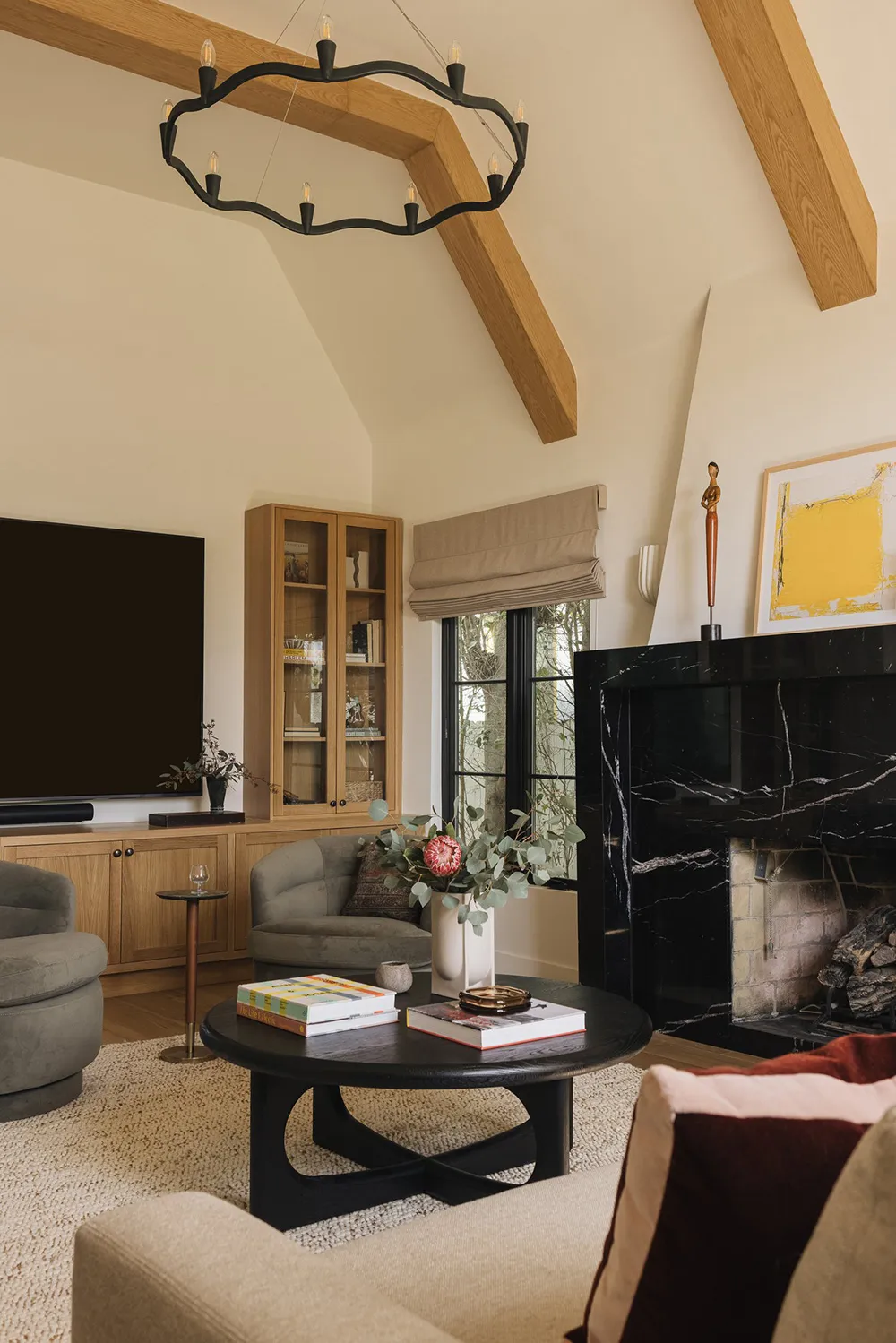 Чорна плита і природні відтінки: новий інтер’єр будинку в стилі Тюдор у Каліфорнії - Gallery image 4
