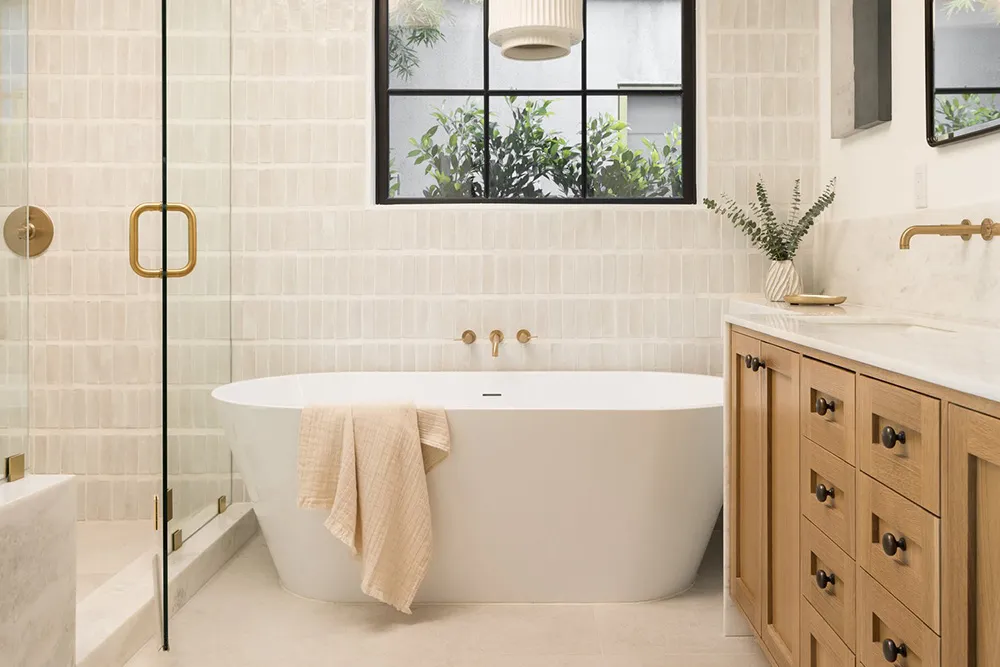 Чорна плита і природні відтінки: новий інтер’єр будинку в стилі Тюдор у Каліфорнії - Gallery image 28