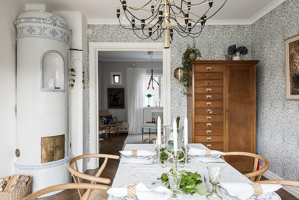 Intérieurs chaleureux d'une belle villa en bois en Suède - Gallery image 4