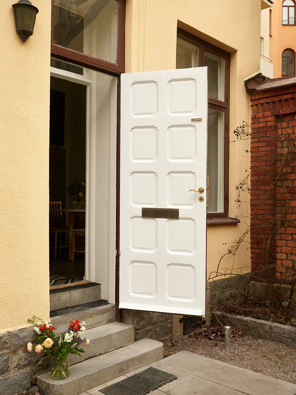 Warmes Interior mit dunklem Boden: Kleine Wohnung in Stockholm (45 qm) - 7