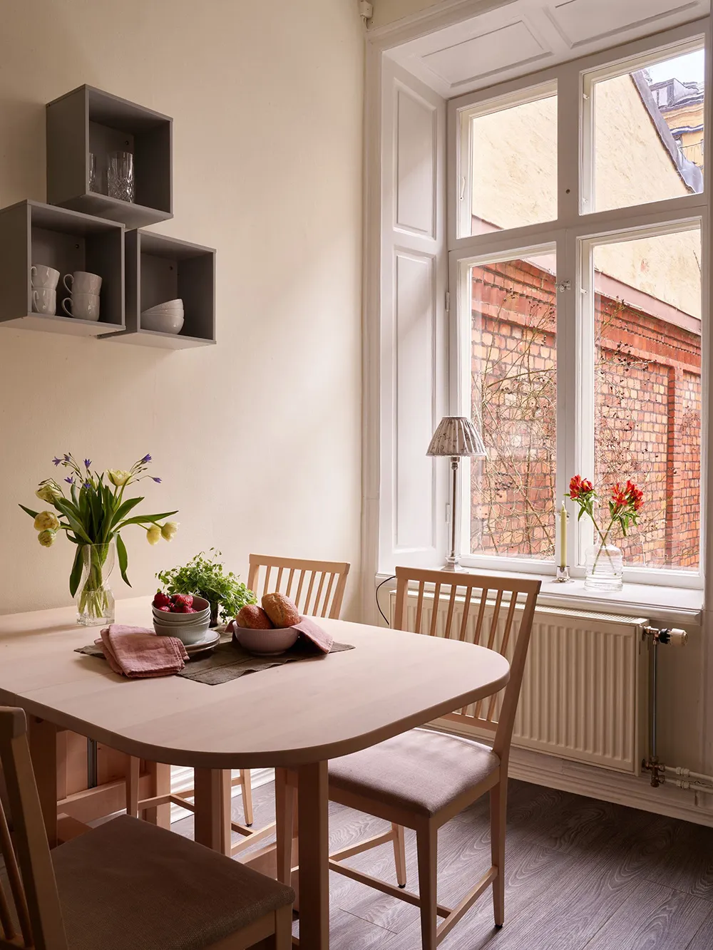 Warmes Interior mit dunklem Boden: Kleine Wohnung in Stockholm (45 qm) - 2