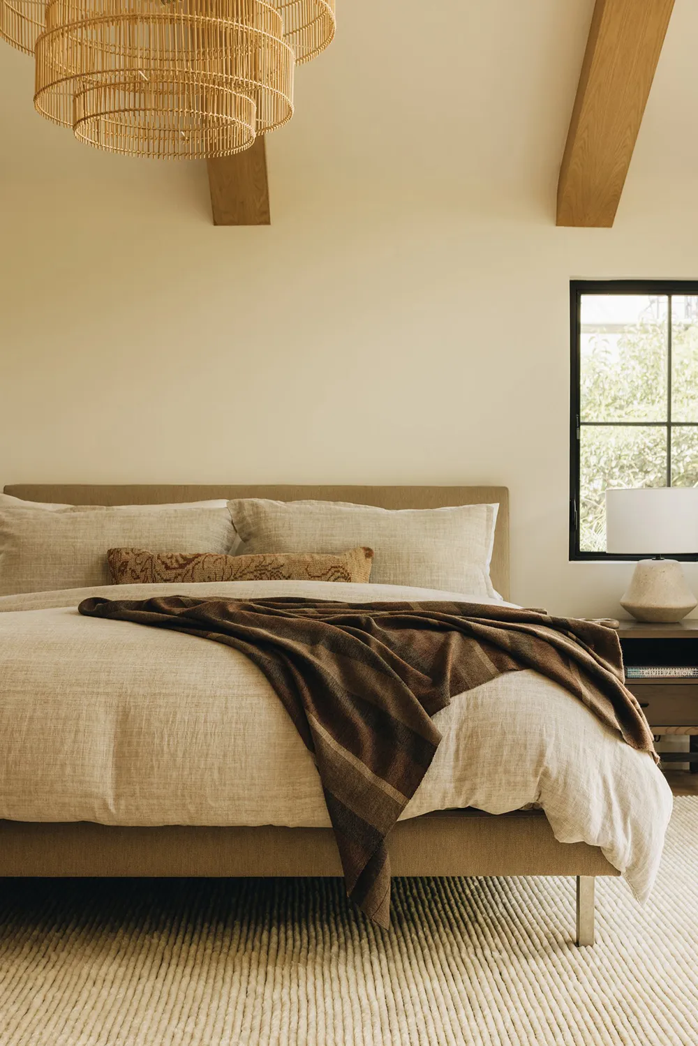 Чорна плита і природні відтінки: новий інтер’єр будинку в стилі Тюдор у Каліфорнії - Gallery image 19