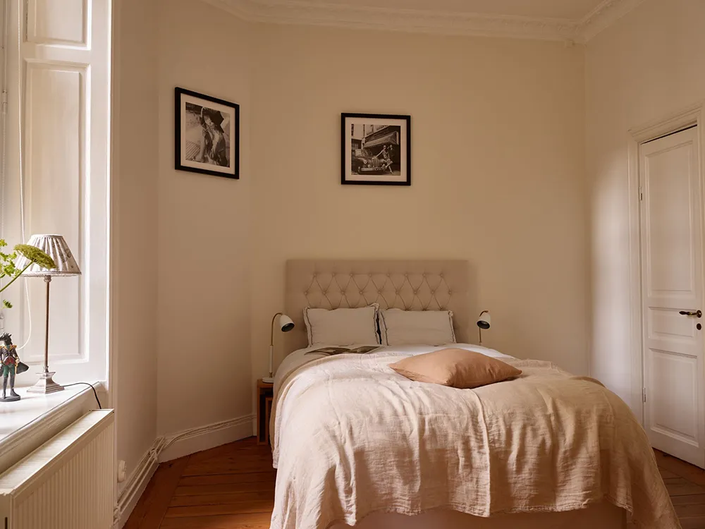 Warmes Interior mit dunklem Boden: Kleine Wohnung in Stockholm (45 qm) - 17