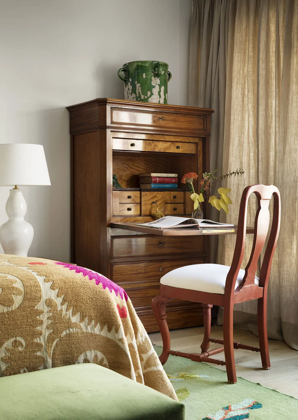 Ruhige Eleganz und Antiquitätenmöbel: Eine schöne Wohnung in Madrid - Gallery image 12