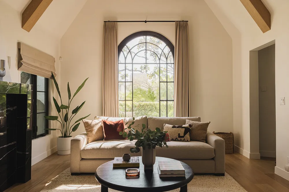 Чорна плита і природні відтінки: новий інтер’єр будинку в стилі Тюдор у Каліфорнії - Gallery image 5