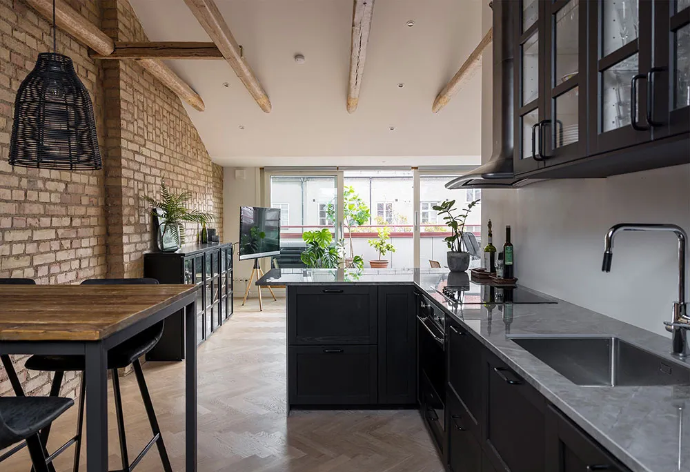 Jasna mansarda w Szwecji z ceglana ścianą i tarasem (82 m²) - Gallery image 4