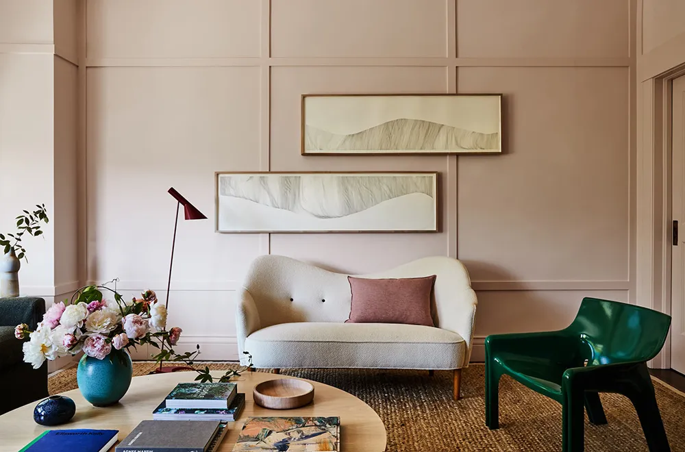 सॉफ्ट पिंक रंग का लिविंग रूम एवं कैलिफोर्निया स्थित इस डिज़ाइनर के घर में अन्य आंतरिक डिज़ाइन विशेषताएँ… - Gallery image 2