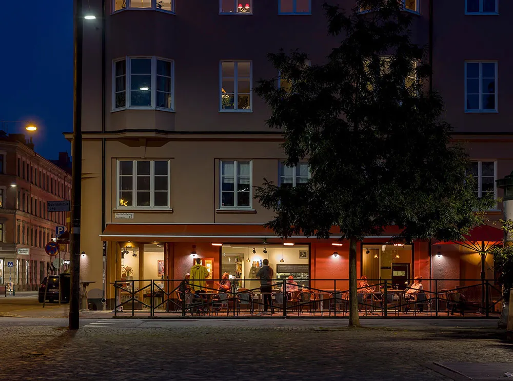 Jasna mansarda w Szwecji z ceglana ścianą i tarasem (82 m²) - Gallery image 27