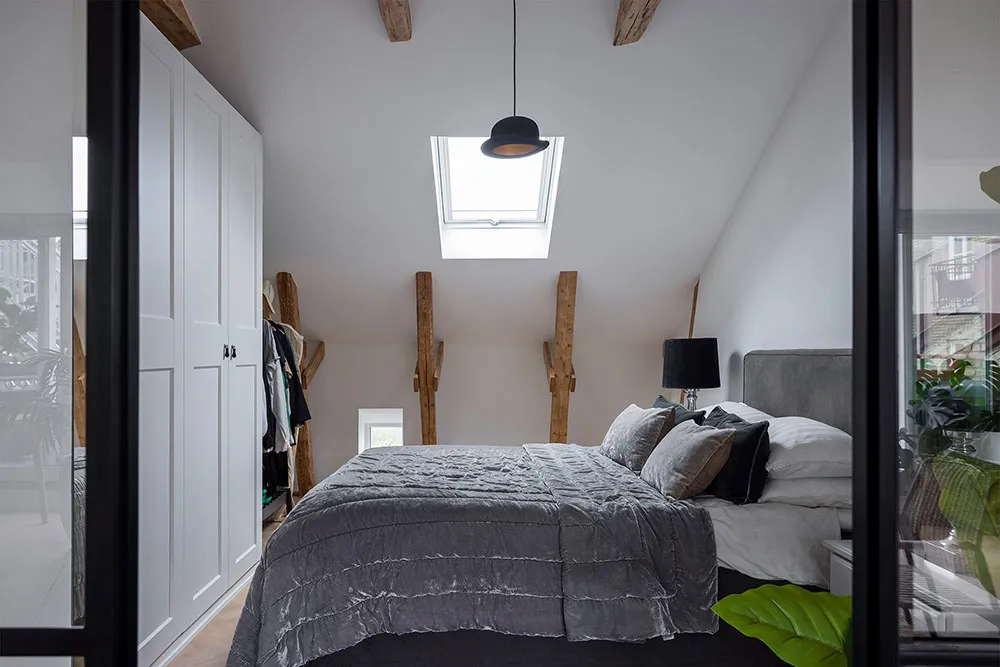 Jasna mansarda w Szwecji z ceglana ścianą i tarasem (82 m²) - Gallery image 11