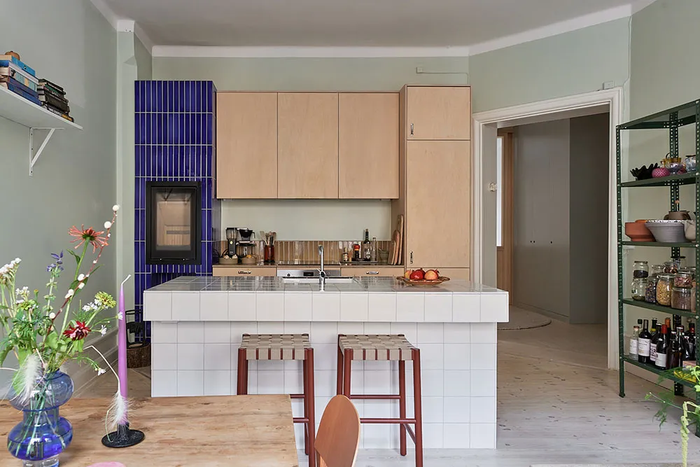Cuisine en contreplaqué et poêle moderne : un appartement inhabituel à Stockholm (71 m²) - Gallery image 5