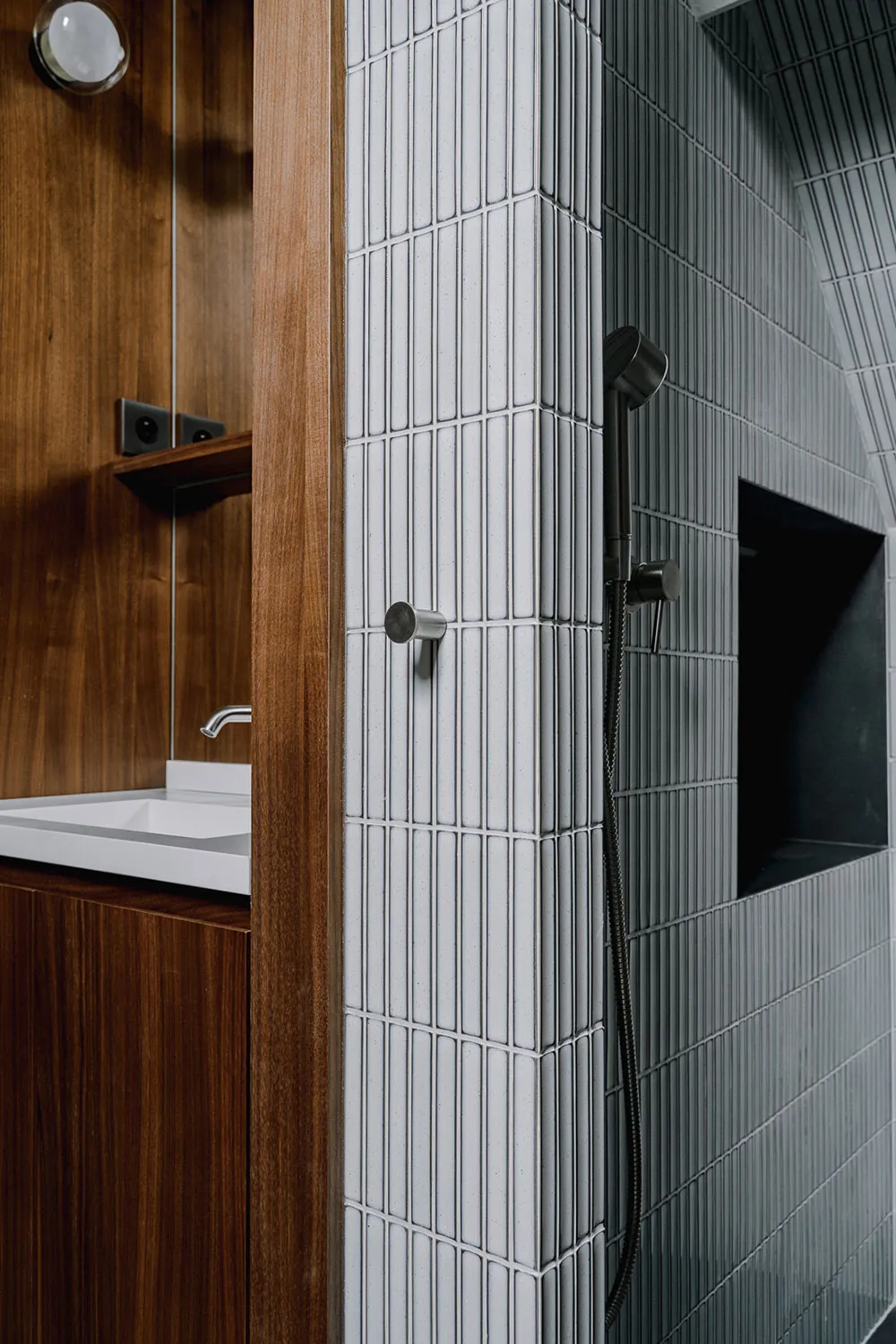 एक और पेरिस… छत के नीचे स्थित यह आकर्षक अपार्टमेंट, आधुनिक एवं स्टाइलिश डिज़ाइन का उत्कृष्ट उदाहरण है. - Gallery image 23